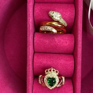 2 size 7 Cocktail Rings in Jewelry Carry Case